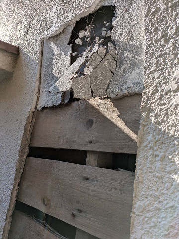 モルタル内部のラスが完全に分離した状態