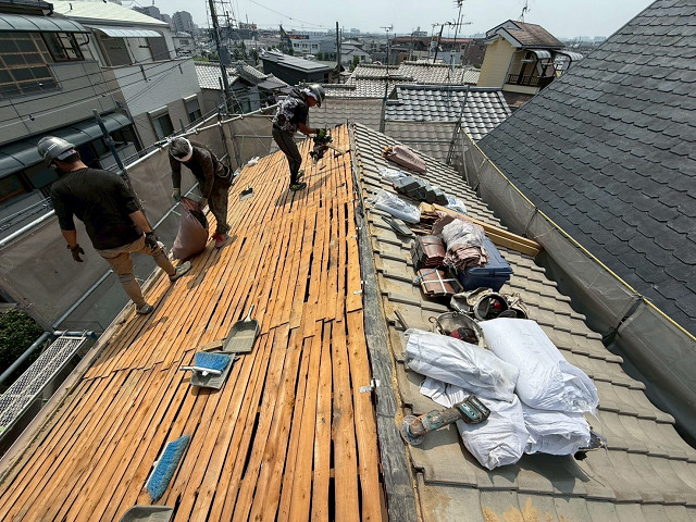 瓦と土を下ろした状態。下地のバラ板が見えています。