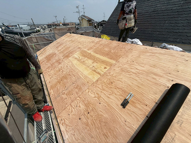 野地板の施工中