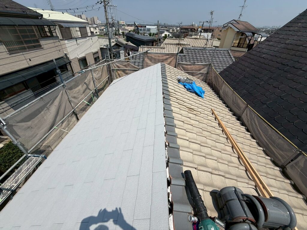 瓦の一部を差し替えた様子
