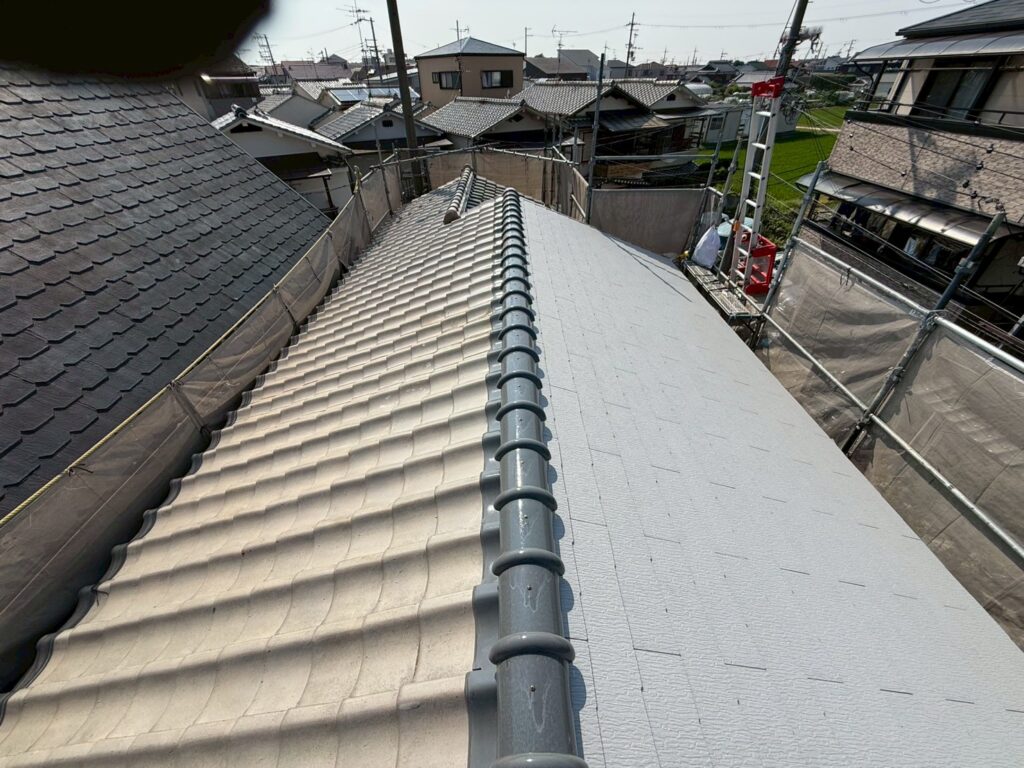 棟の瓦を設置し、屋根工事が完了