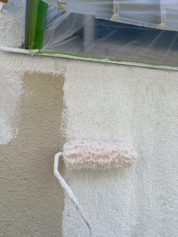外壁の下塗り作業中