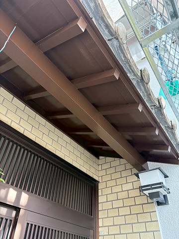 玄関庇の木部の塗装