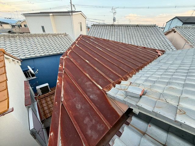 金属屋根に葺き替え
