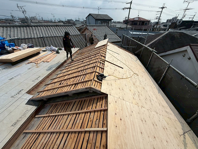 屋根の野地板を貼る