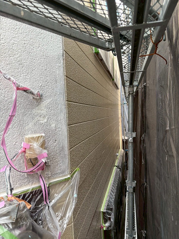 外壁塗装。下地材を塗る