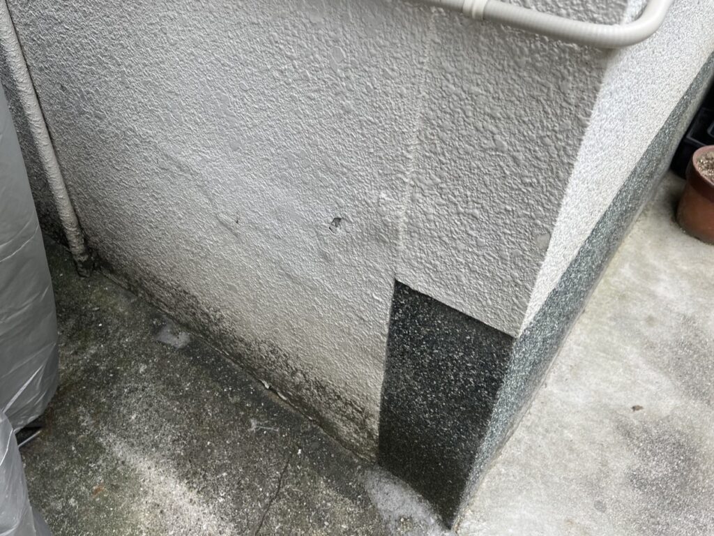 外壁が浮いている様子