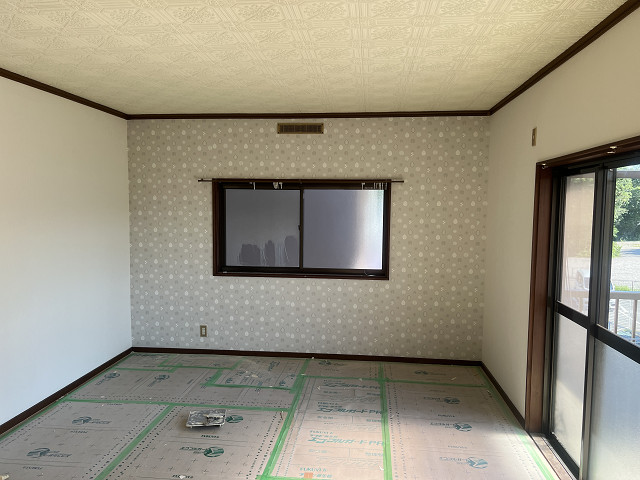 室内壁紙リフォームの様子