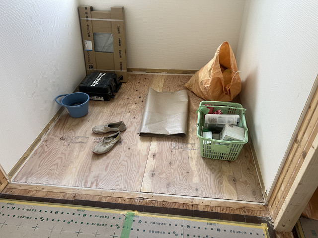 吹き抜けに床