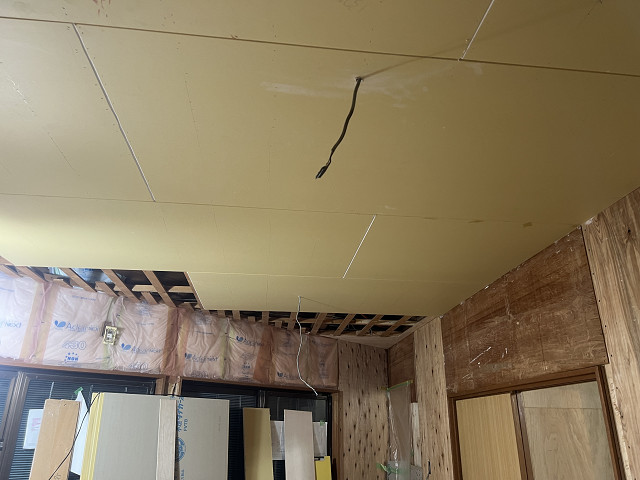 天井に石膏ボードを貼る