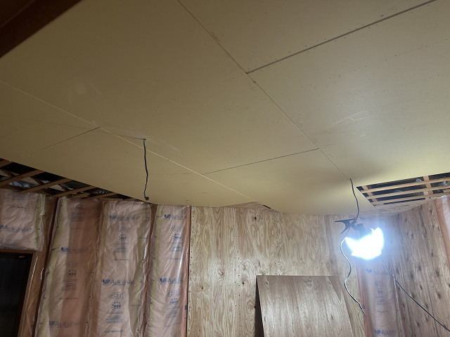 天井に石膏ボードを貼る