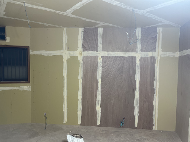 壁紙工事(パテ作業)