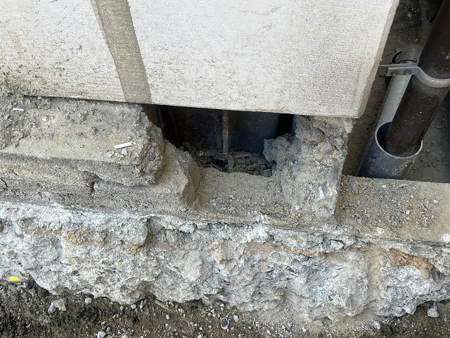 建物の一部に開いた穴