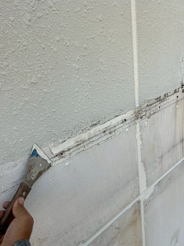 浮きや汚れをケレン(削り落とし)で除去