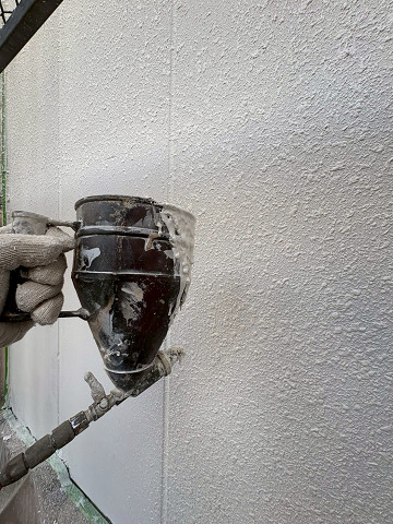 壁面に同じ凹凸パターンを吹き付け