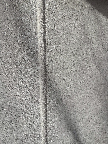 壁面に同じ凹凸パターンを吹き付け