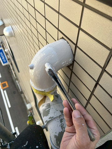 鉄部樋の落ち口もケレンと塗装で補修