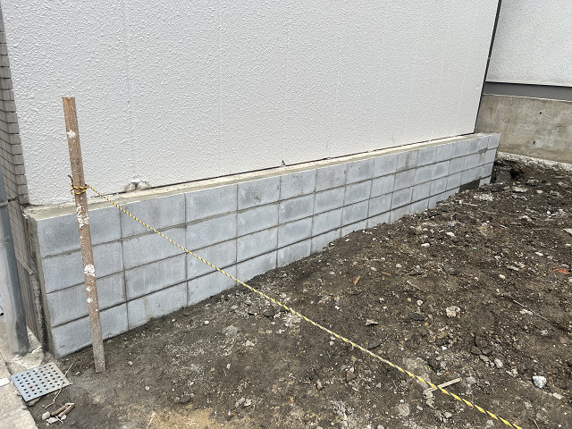 ブロック塀で押さえる