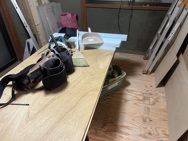 束石、束、大引き、根太掛け、断熱材、剛床床盤を貼る