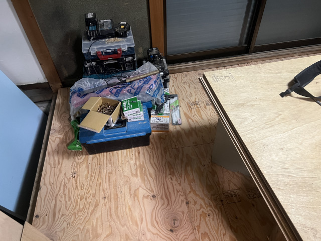 束石、束、大引き、根太掛け、断熱材、剛床床盤を貼る