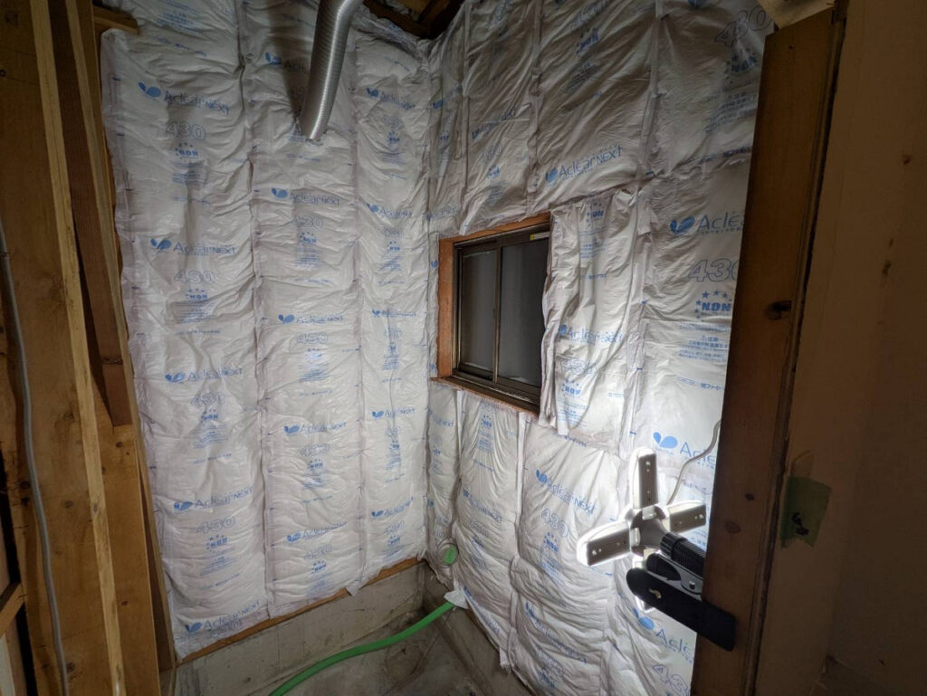 浴室壁に断熱材