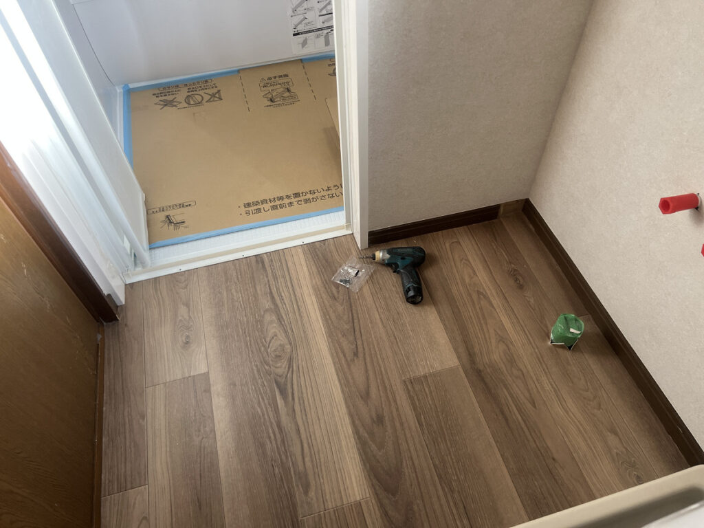 洗面所の壁紙と床シートを貼り替え