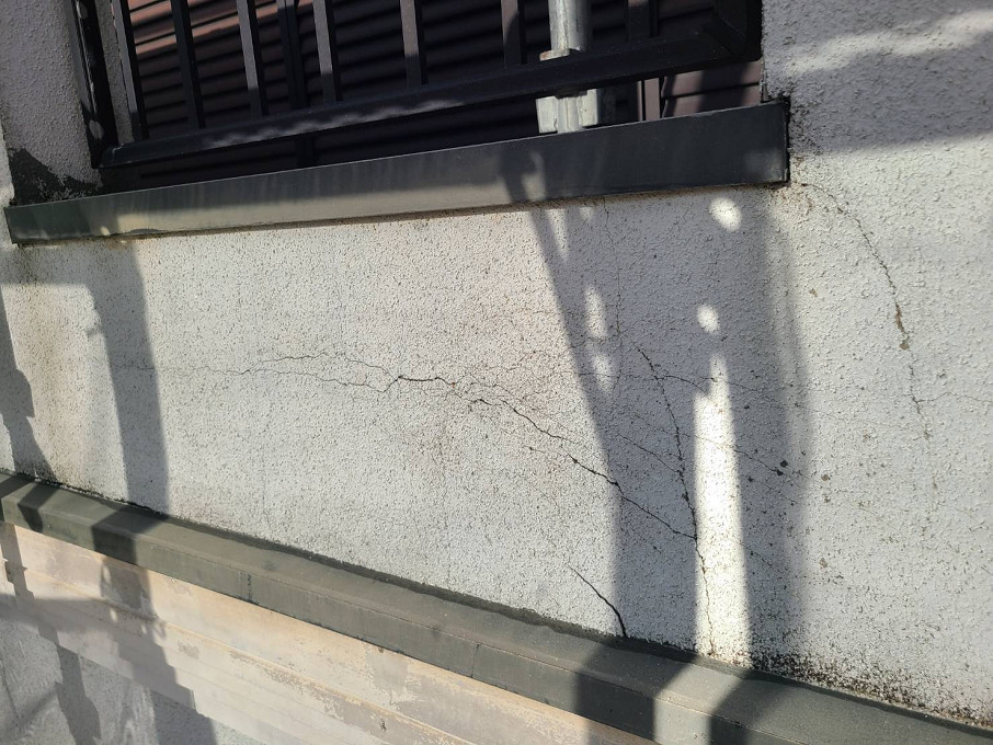 壁にヒビが入っている様子