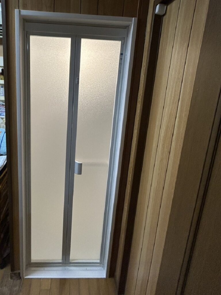 新しい浴室ドアの枠