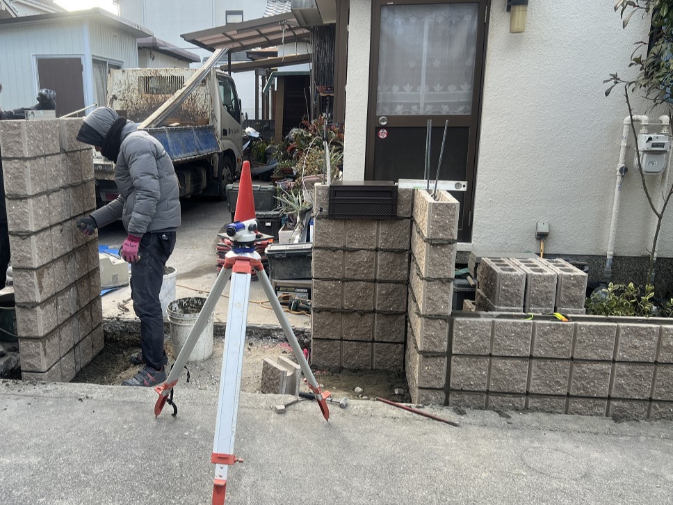 門柱部分のブロック積み工事、ポスト設置