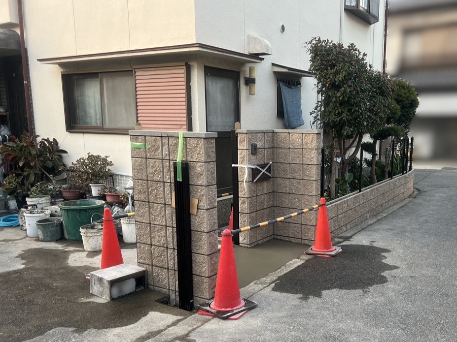 伸縮門扉の柱を設置