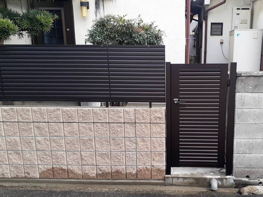 勝手口門扉の設置完了