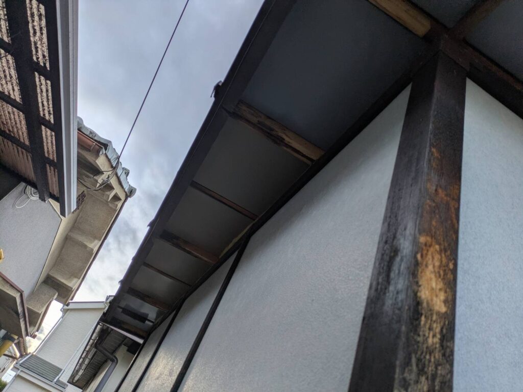 軒の天井も水下部金は下地ごと腐朽