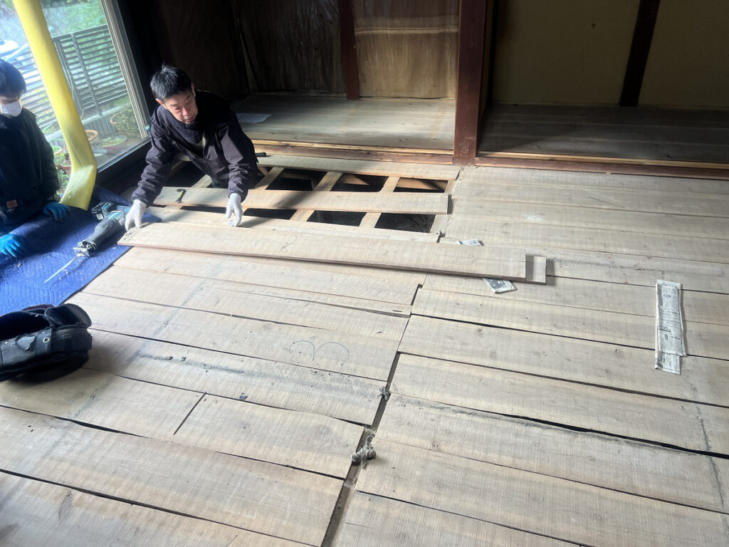 畳をめくり、その下の荒板も順に撤去