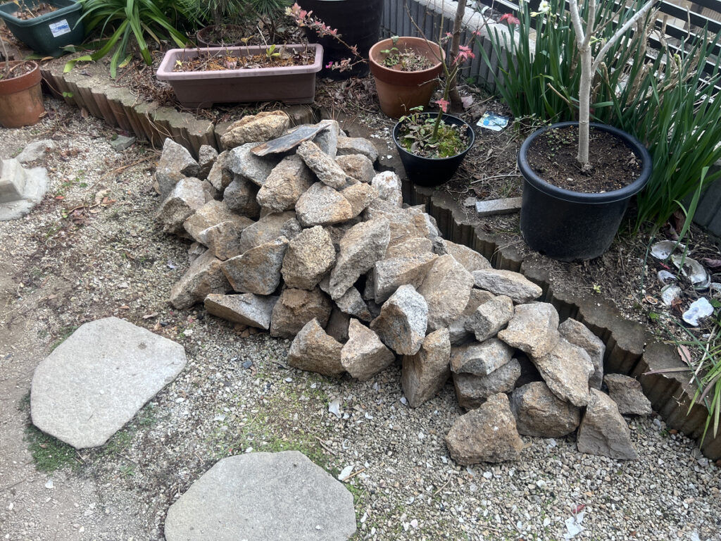 出てきた石と土