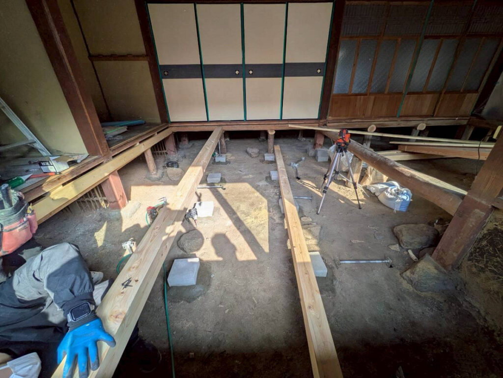 鋼製束・大引き・根太掛けを設置