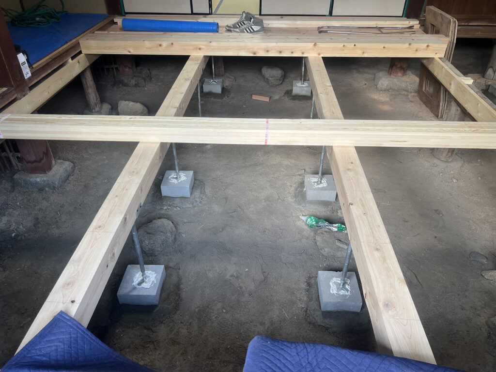 鋼製束・大引き・根太掛けを設置