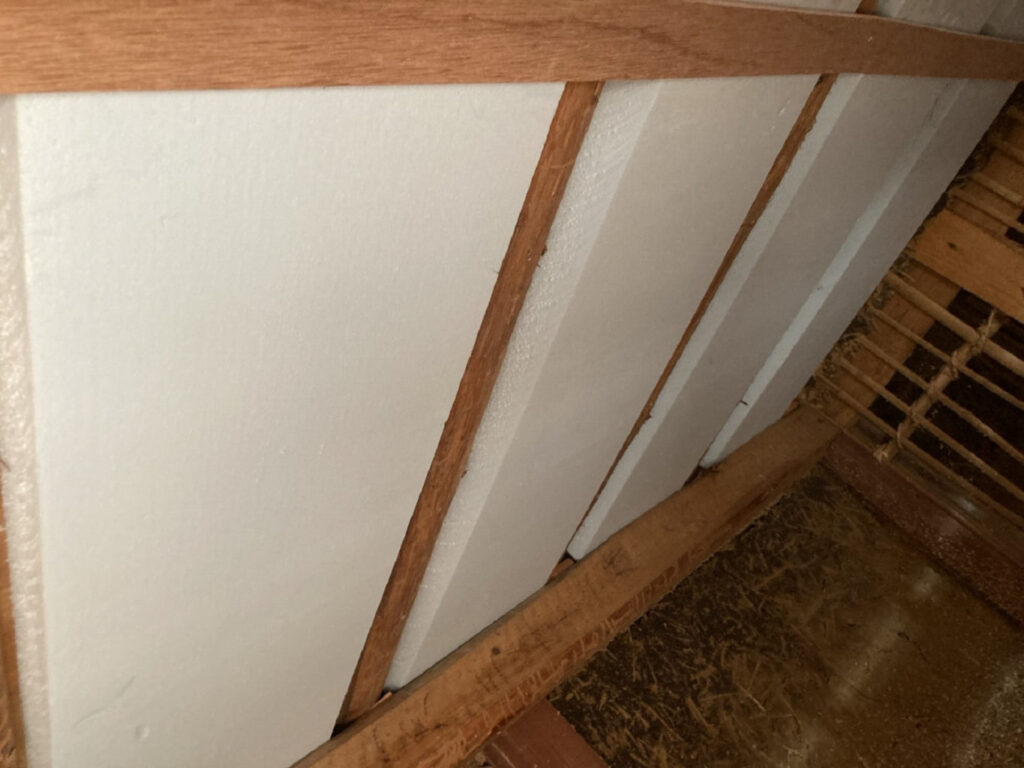 床下から断熱材を入れる