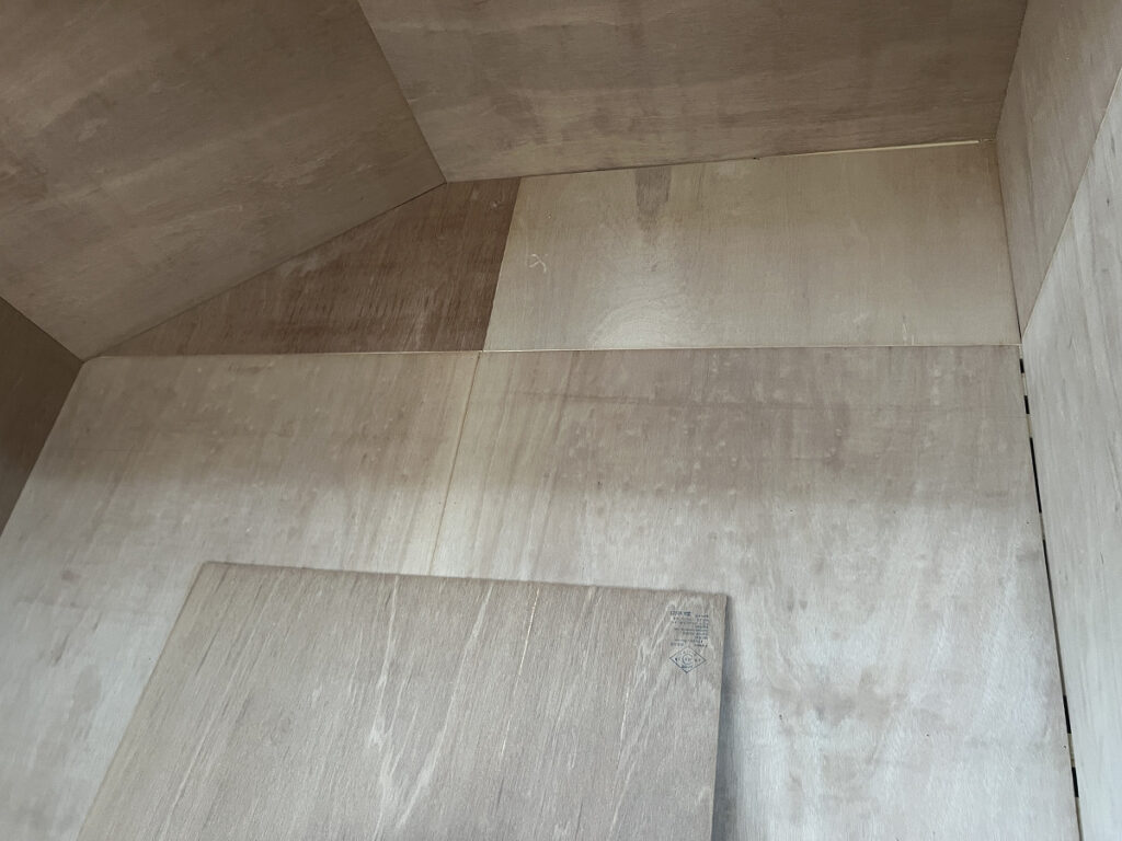 収納内部のベニヤ張り