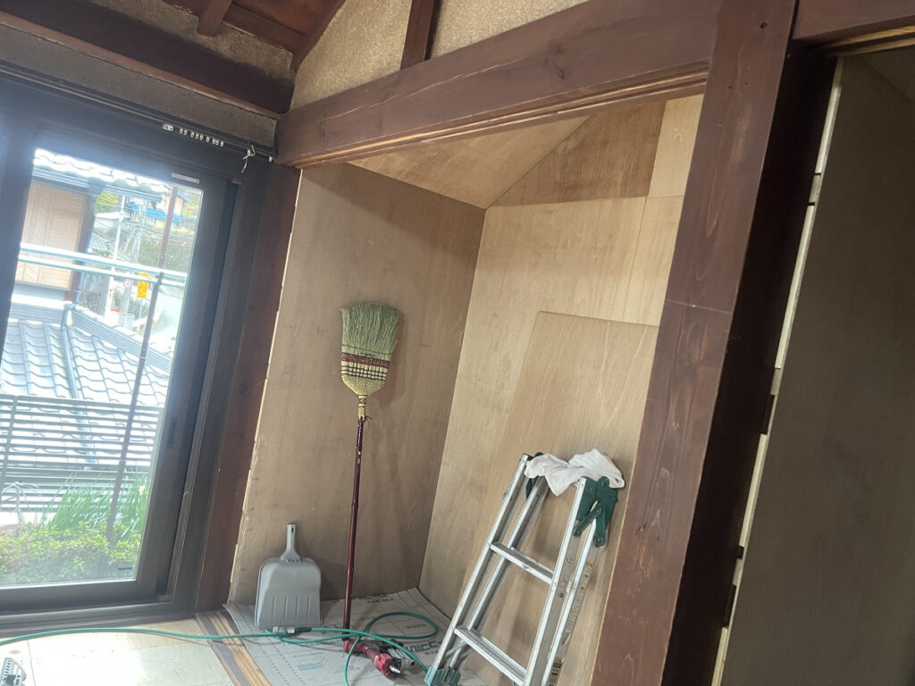 収納内部のベニヤ張り