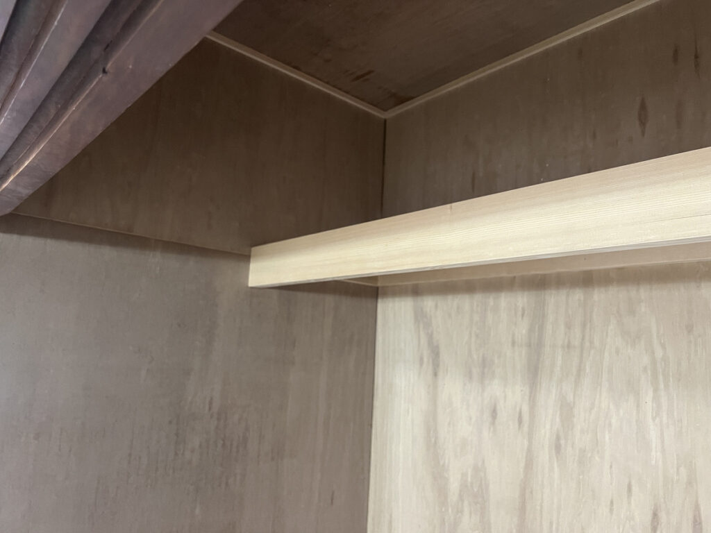 収納の枕棚を造作