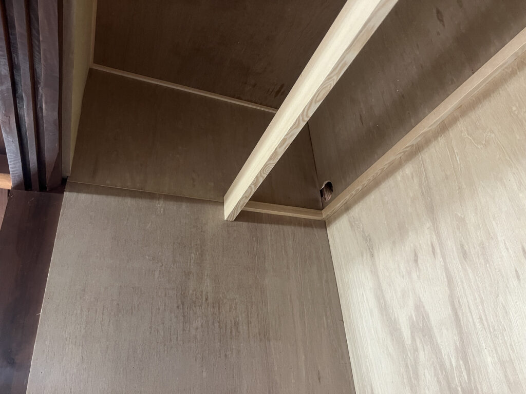 収納の枕棚を造作