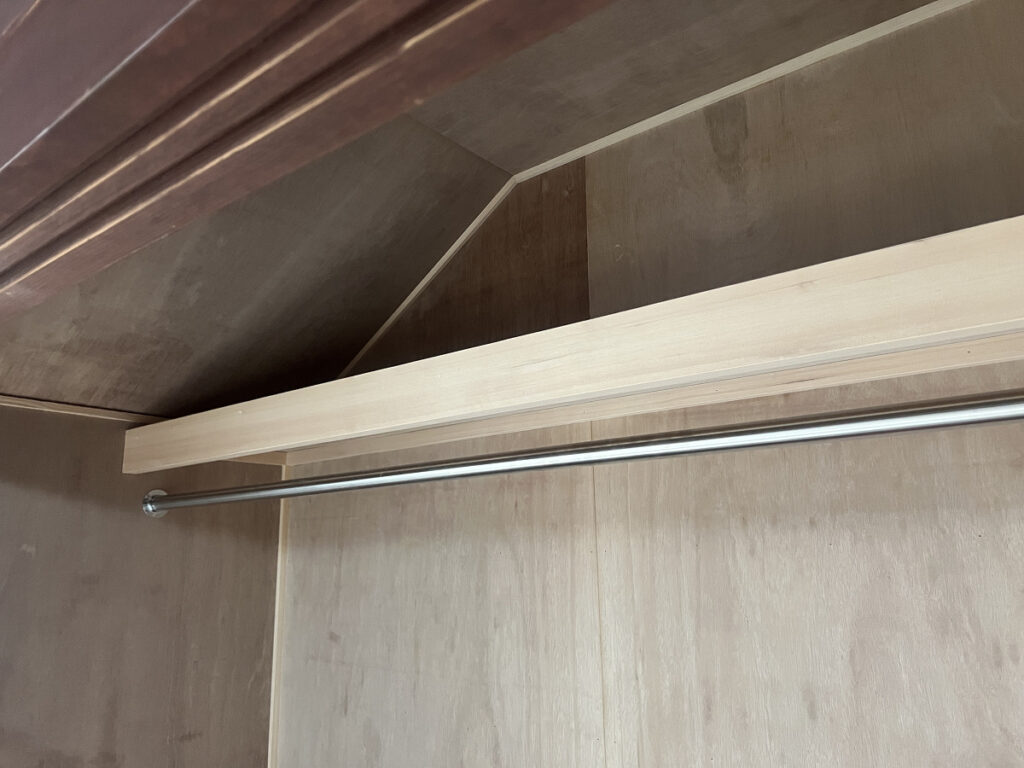 収納の枕棚を造作