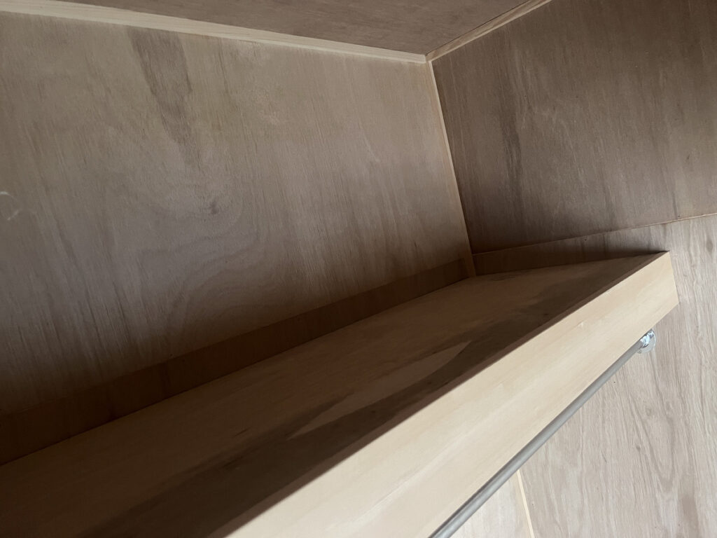 収納の枕棚を造作