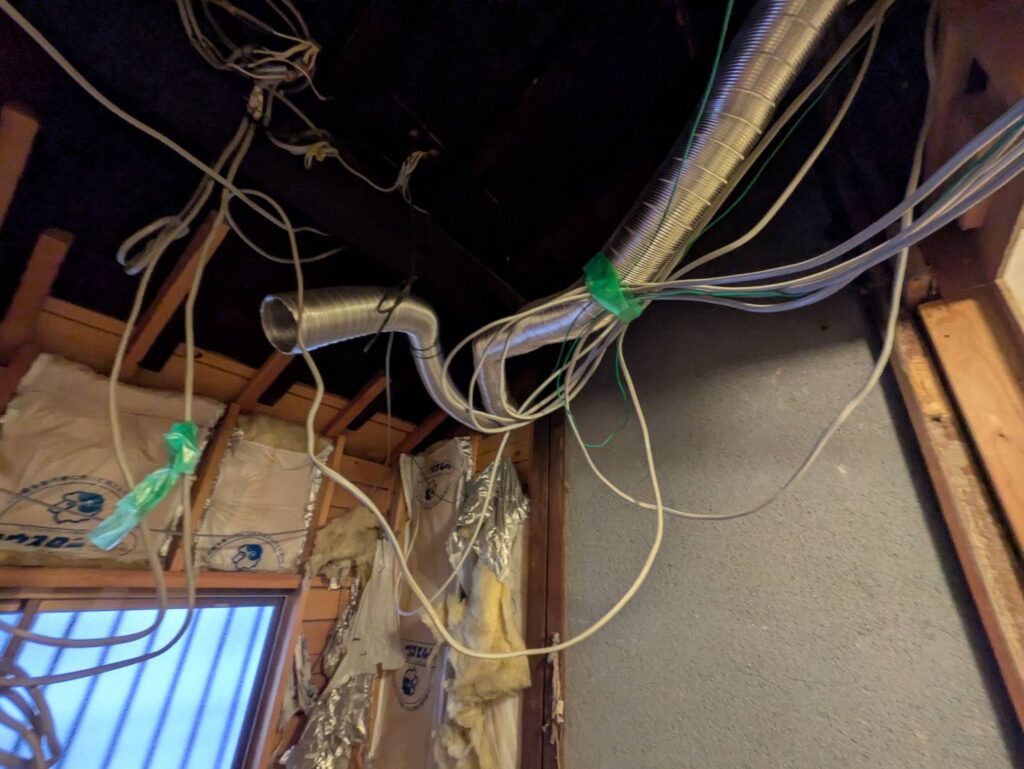 電気仕込み配線、換気ダクトの工事が完了
