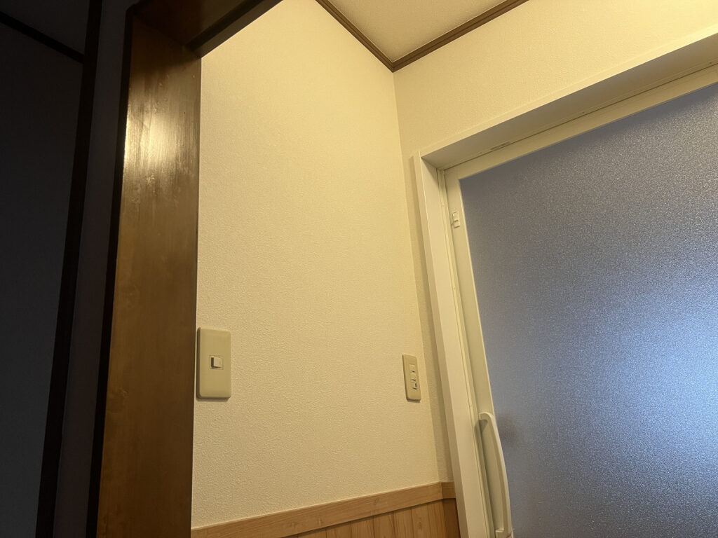 脱衣室の壁紙貼り