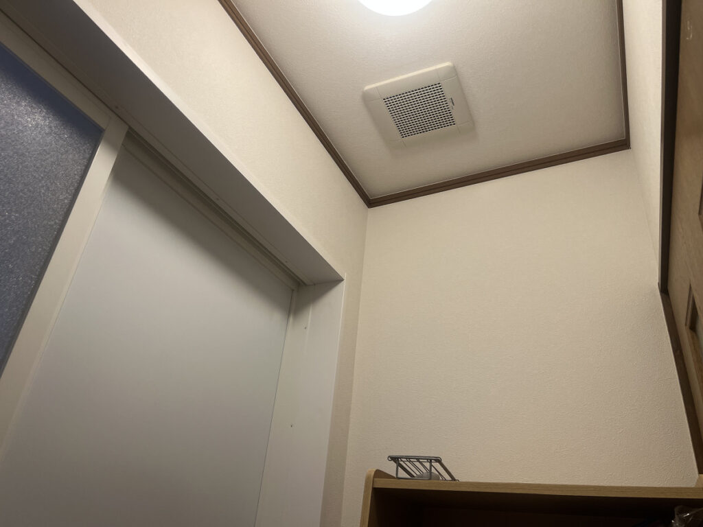 脱衣室の壁紙貼り