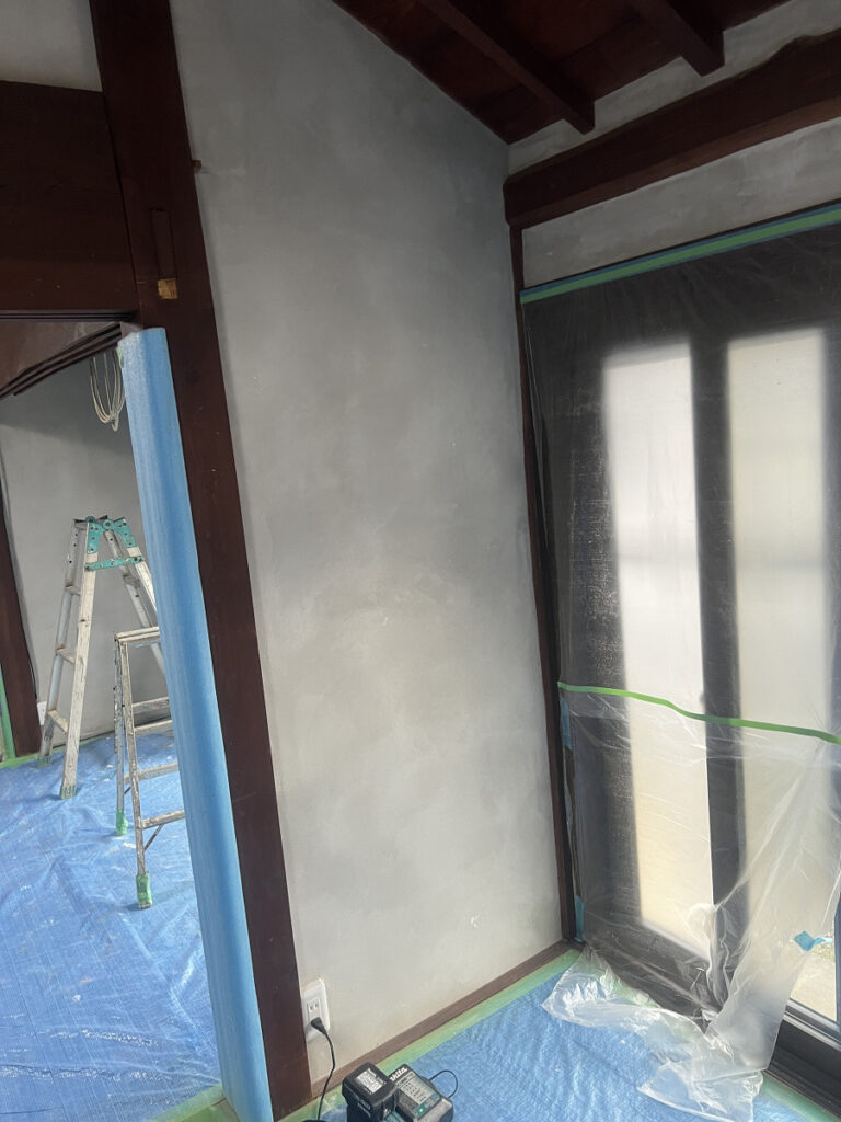 セメント系材料で薄く下塗り