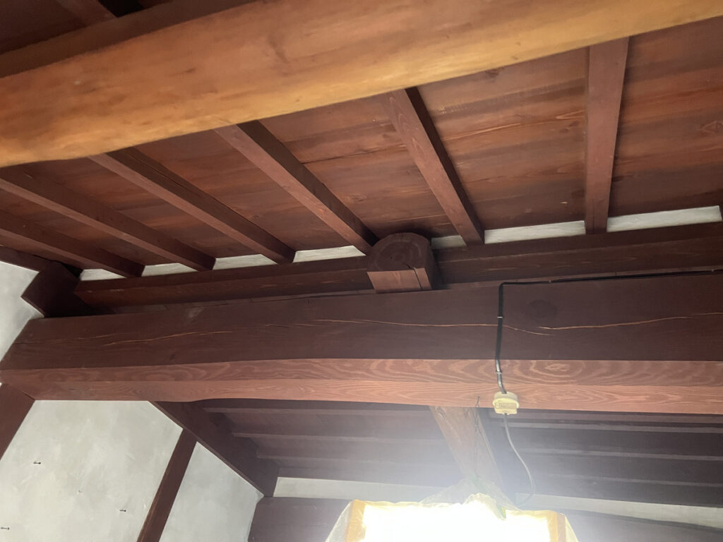 セメント系材料で薄く下塗り