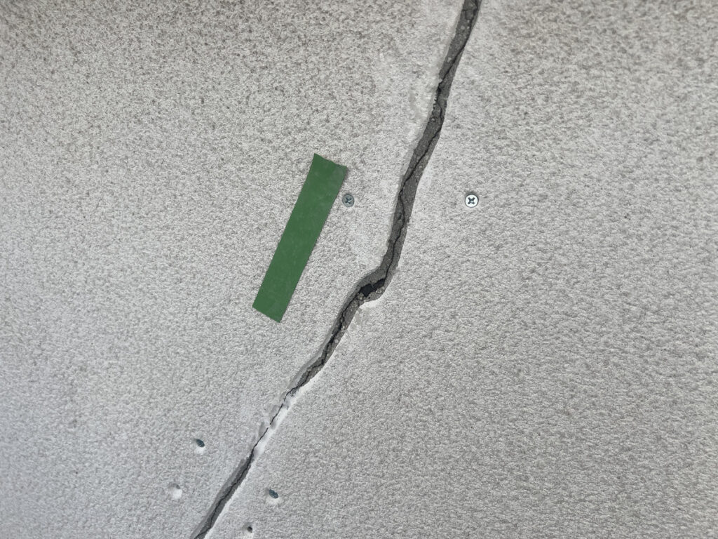 モルタル浮き部分のビス止め補強