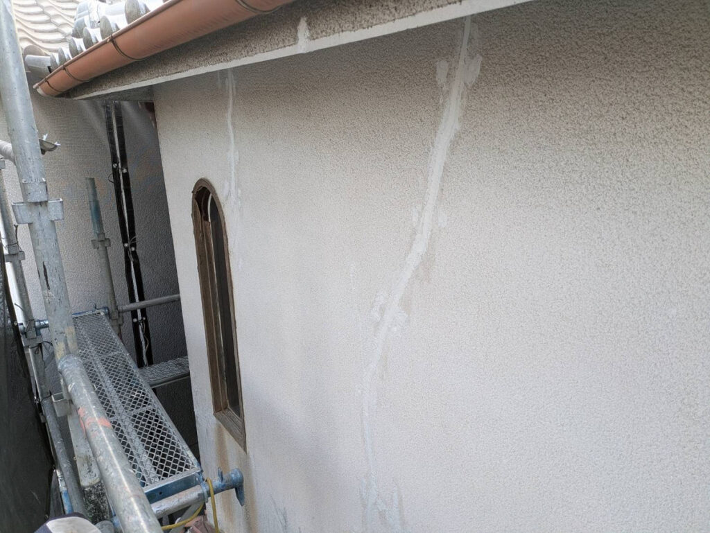 ひび割れ部分のコーキング補修